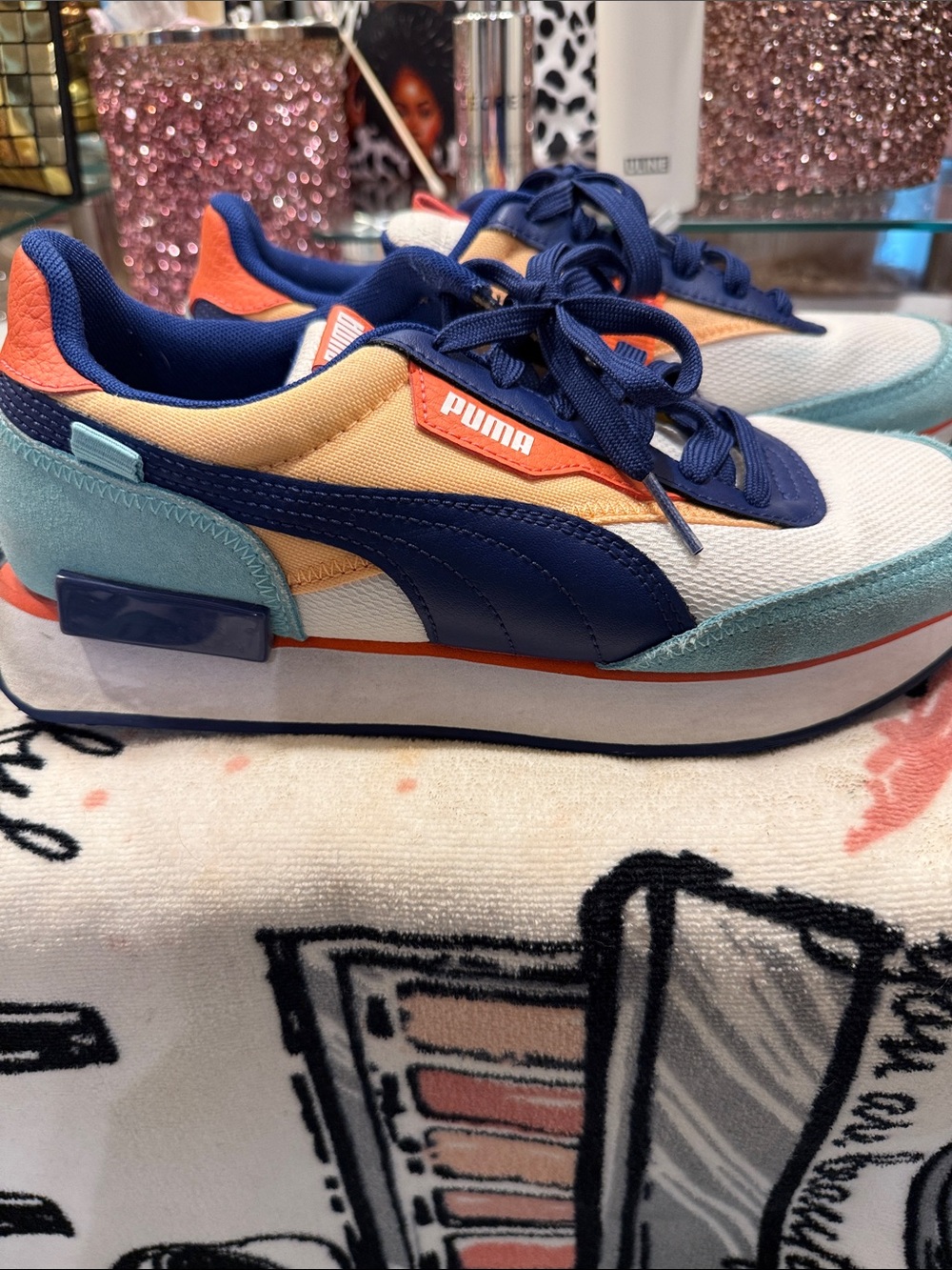 Puma women’s 8 1/2 Navy, Peach, Teal & White Retro-Style SneakersEUC.